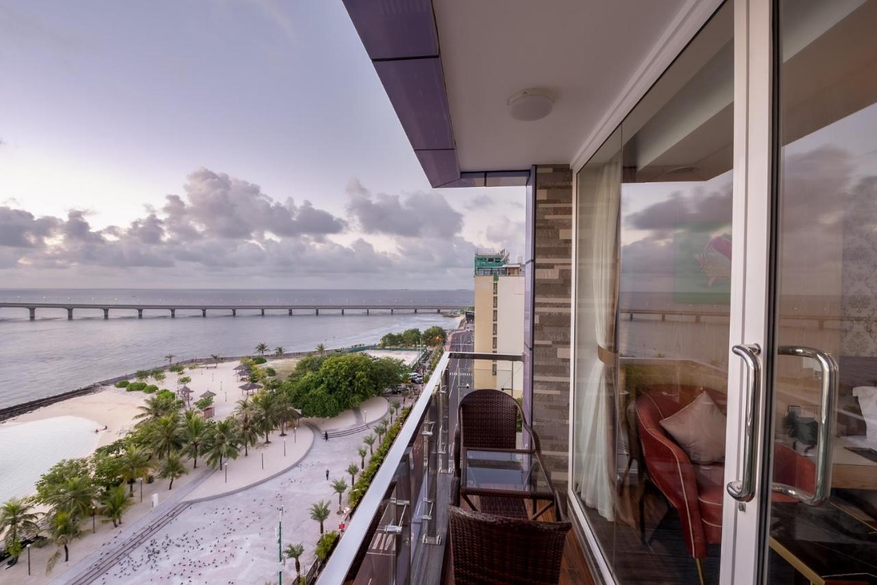 Deluxe Suite Sea View Return Airport Transfer on Food & Beverage