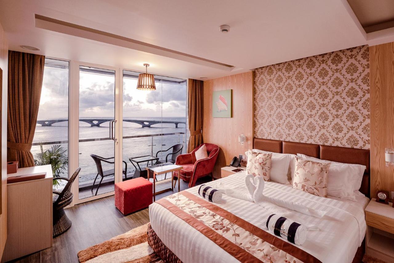 Deluxe Suite Sea View Return Airport Transfer on Food & Beverage