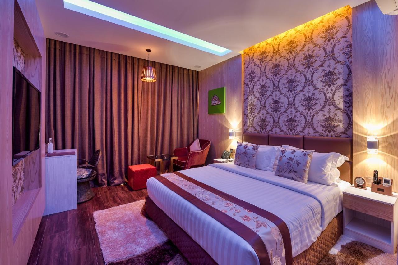 Deluxe Suite Sea View Return Airport Transfer on Food & Beverage