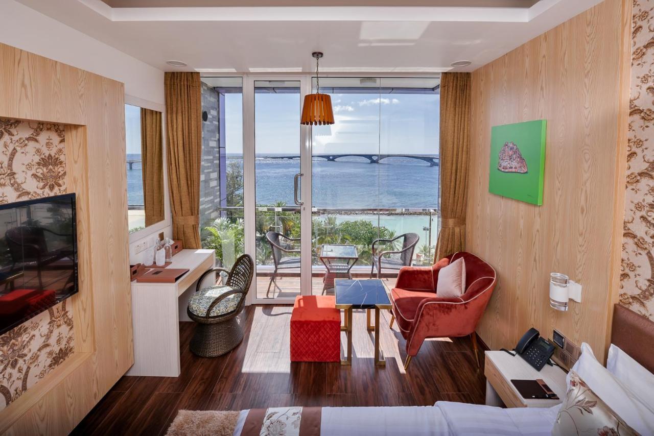 Deluxe Suite Sea View Return Airport Transfer on Food & Beverage