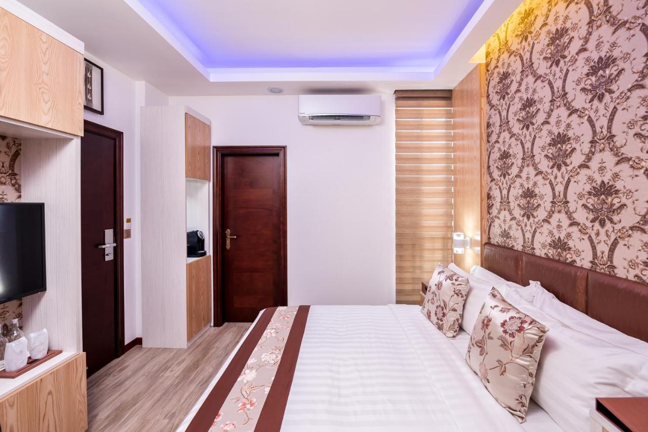 Deluxe Suite Sea View Return Airport Transfer on Food & Beverage