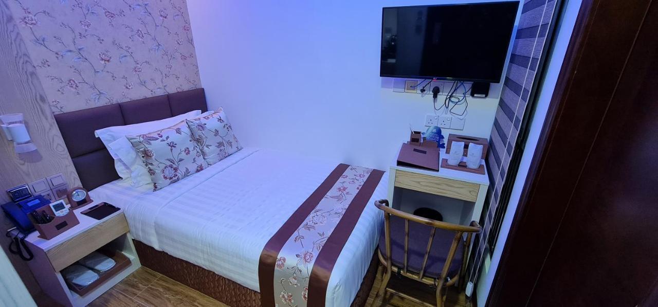 Standard Single Room Return Airport Transfer on Food & Beverage