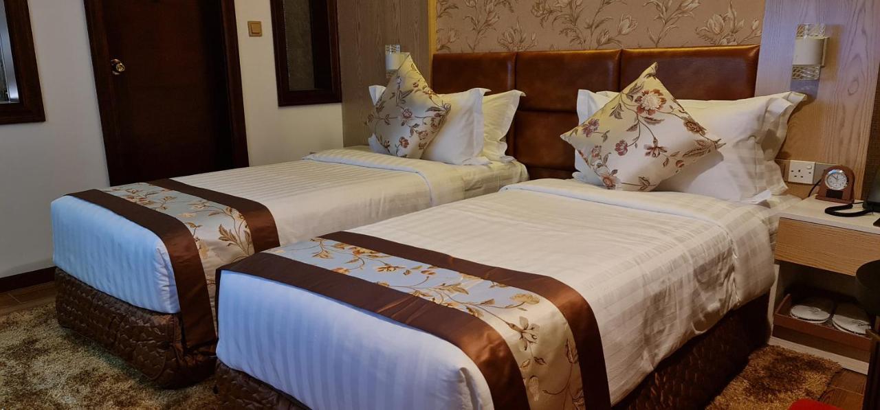 Deluxe Double Room Sea View Return Airport Transfer on Food & Beverage